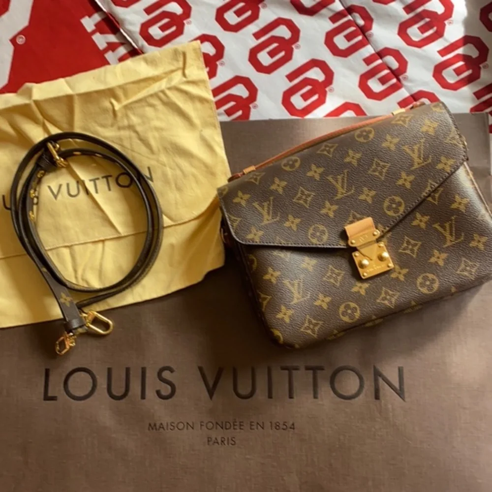 Authentic Louis Vuitton Pochette Metis handbag